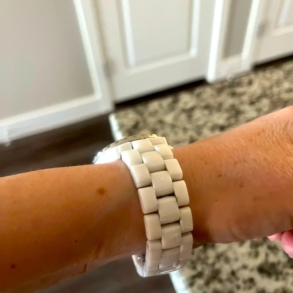 White ceramic NR Chanel J12 watch🤍 - Picture 3 of 10
